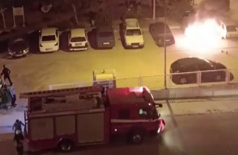 Karaman’da park halindeki otomobil alev alev yandı