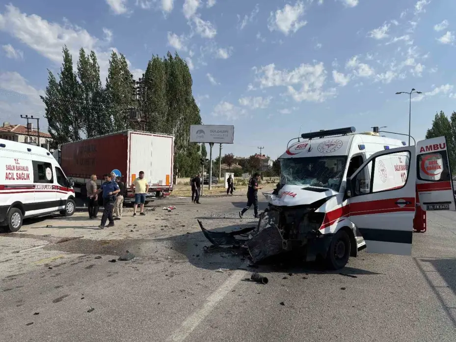 Ankara’da tır ile ambulans çarpıştı: 5 yaralı