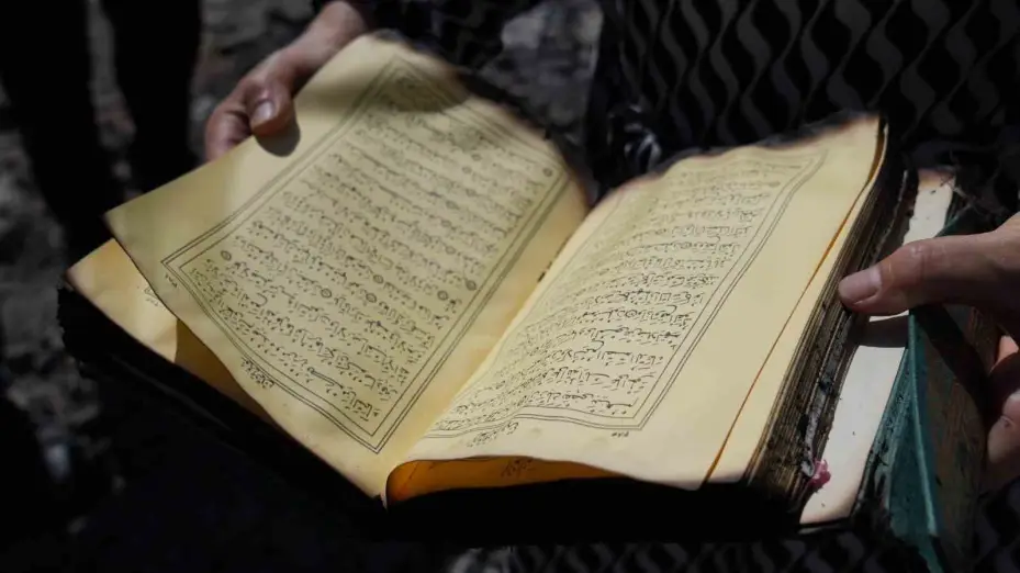 Kül olan evlerinden kalan tek şey Kur’an-ı Kerim