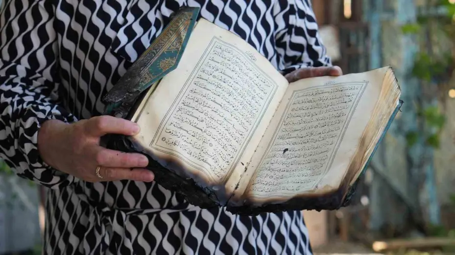 Kül olan evlerinden kalan tek şey Kur’an-ı Kerim
