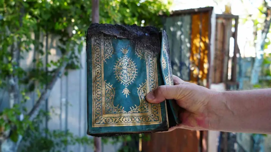 Kül olan evlerinden kalan tek şey Kur’an-ı Kerim