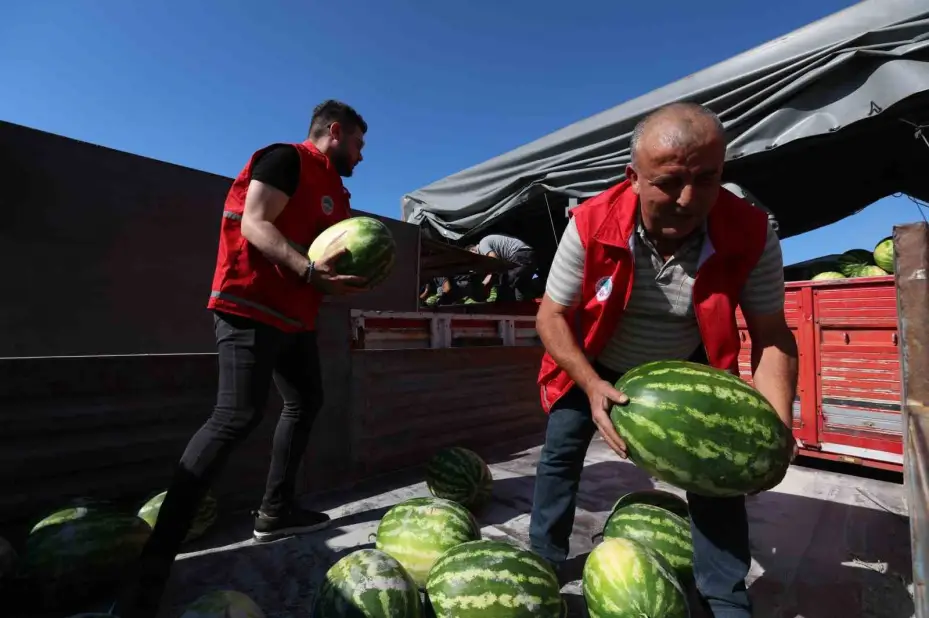 Kayseri’de 17 ton karpuz dağıtıldı