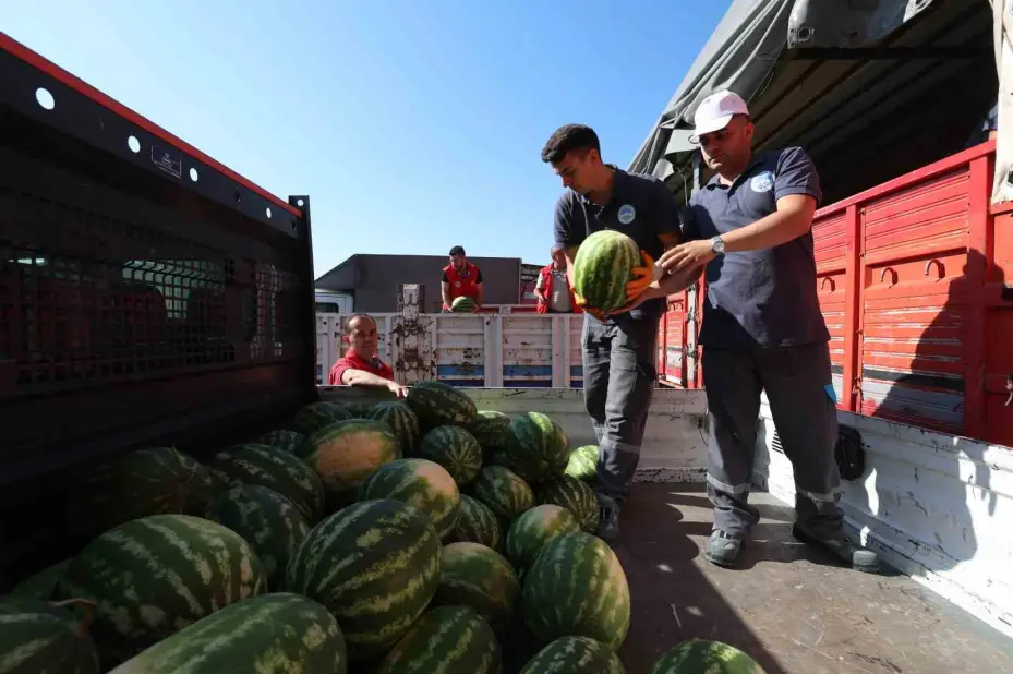 Kayseri’de 17 ton karpuz dağıtıldı