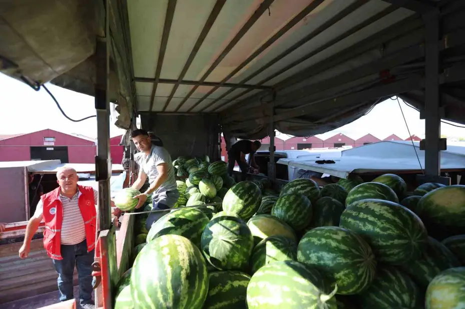 Kayseri’de 17 ton karpuz dağıtıldı