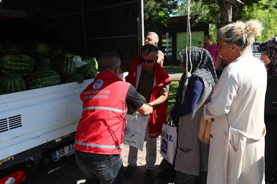 Kayseri’de 17 ton karpuz dağıtıldı