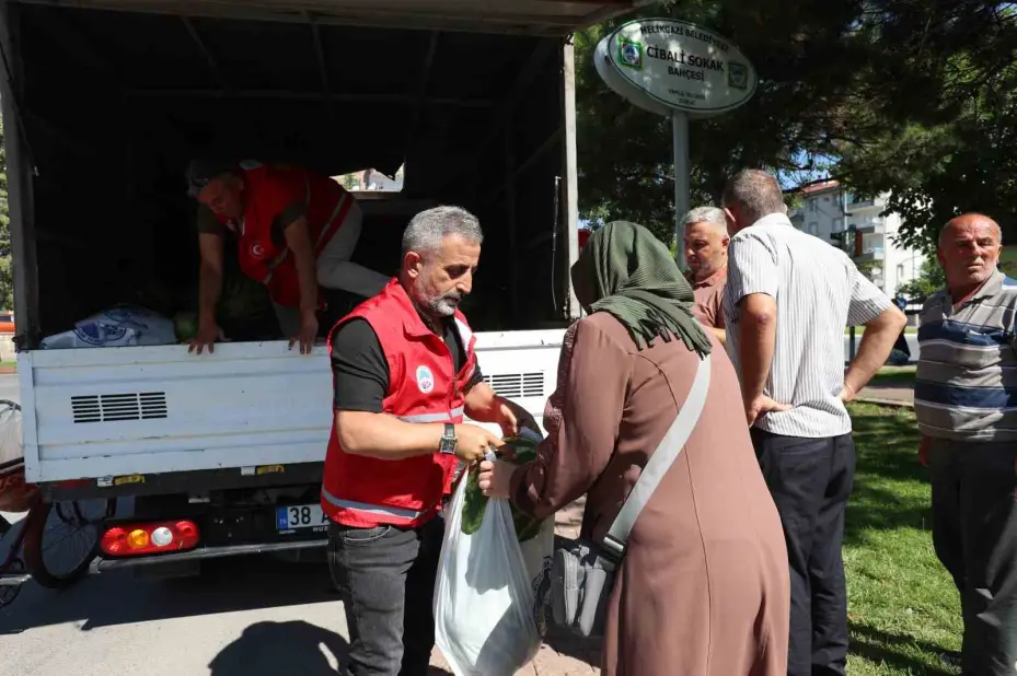 Kayseri’de 17 ton karpuz dağıtıldı