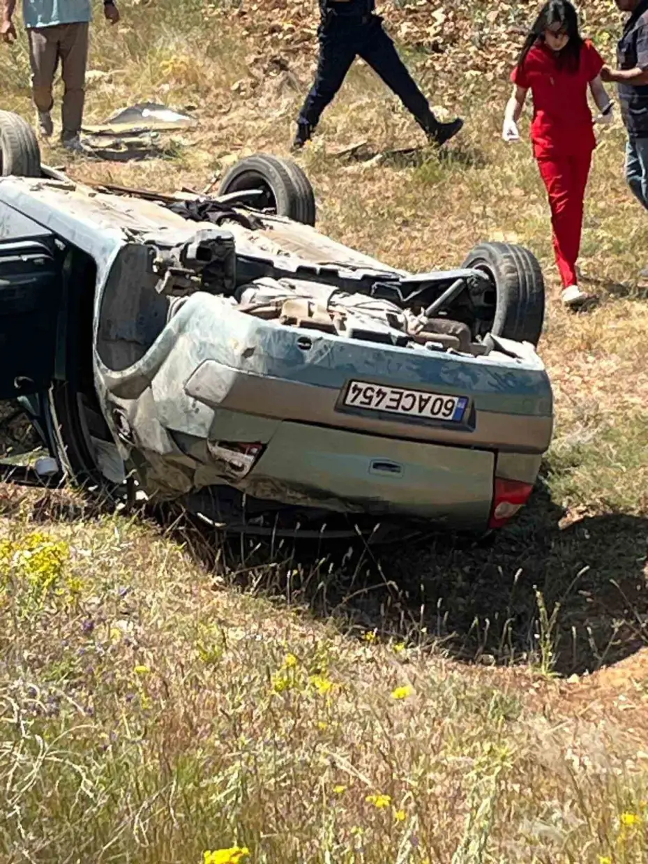 Otomobil şarampole uçtu, 1’i ağır 2 yaralı