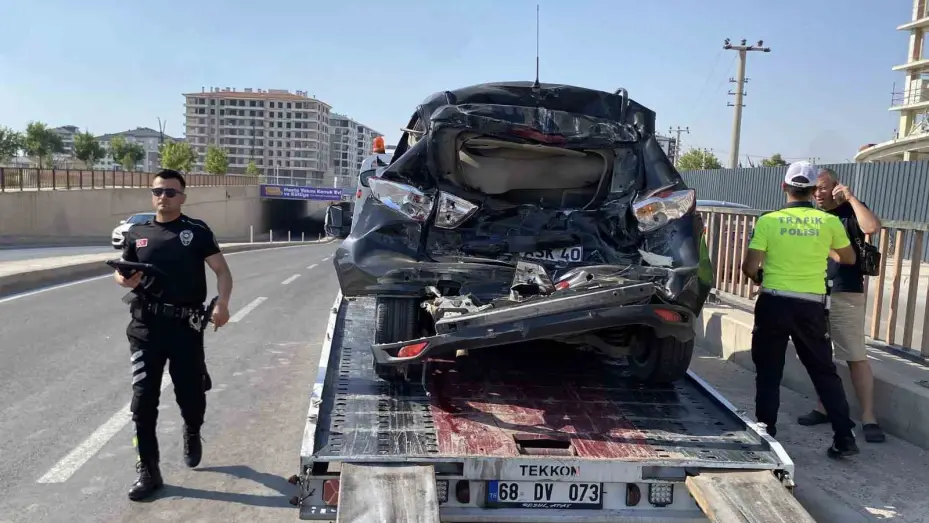 Aksaray’da kamyon otomobile arkadan çarptı: 2 yaralı