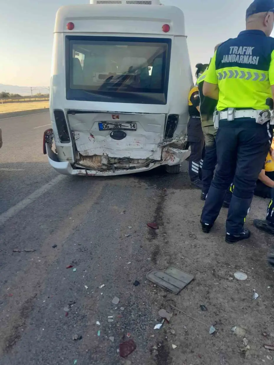 Ankara’da otomobil işçi servisine arkadan çarptı: 1 ölü, 12 yaralı