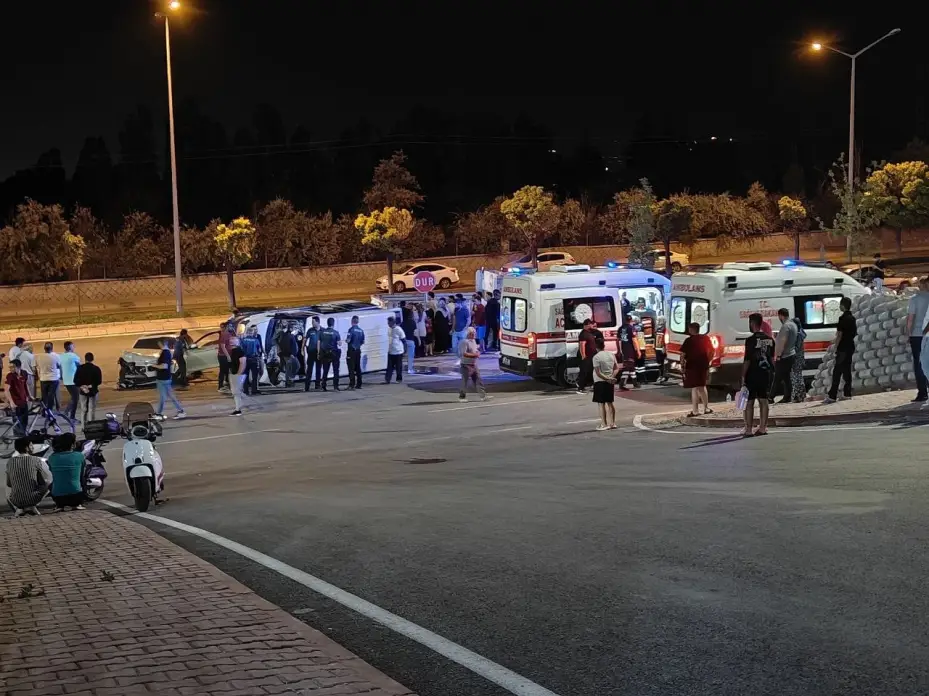 Otomobille çarpışan minibüs yan yattı: 9 yaralı