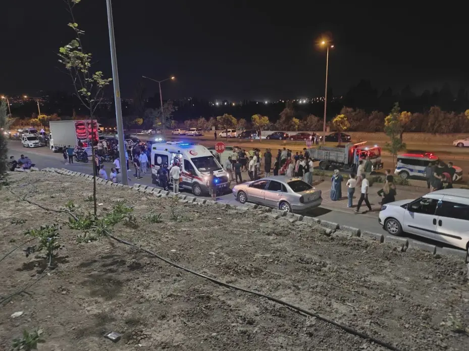 Otomobille çarpışan minibüs yan yattı: 9 yaralı