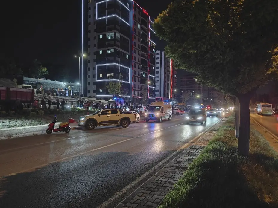 Otomobille çarpışan minibüs yan yattı: 9 yaralı