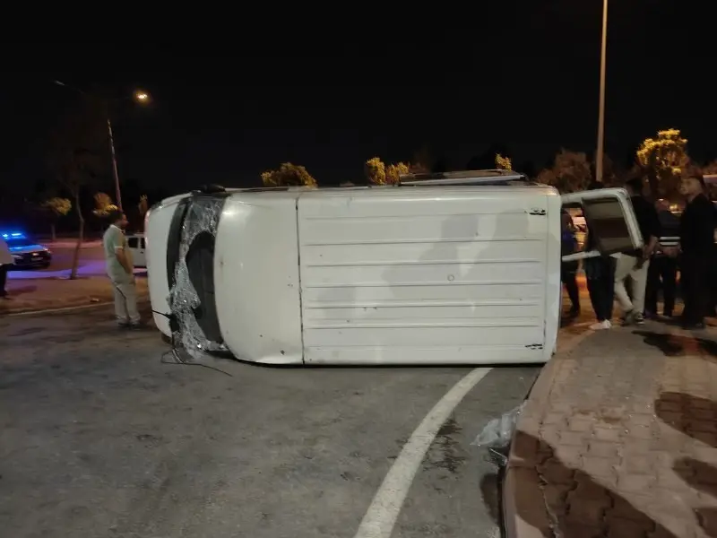 Otomobille çarpışan minibüs yan yattı: 9 yaralı