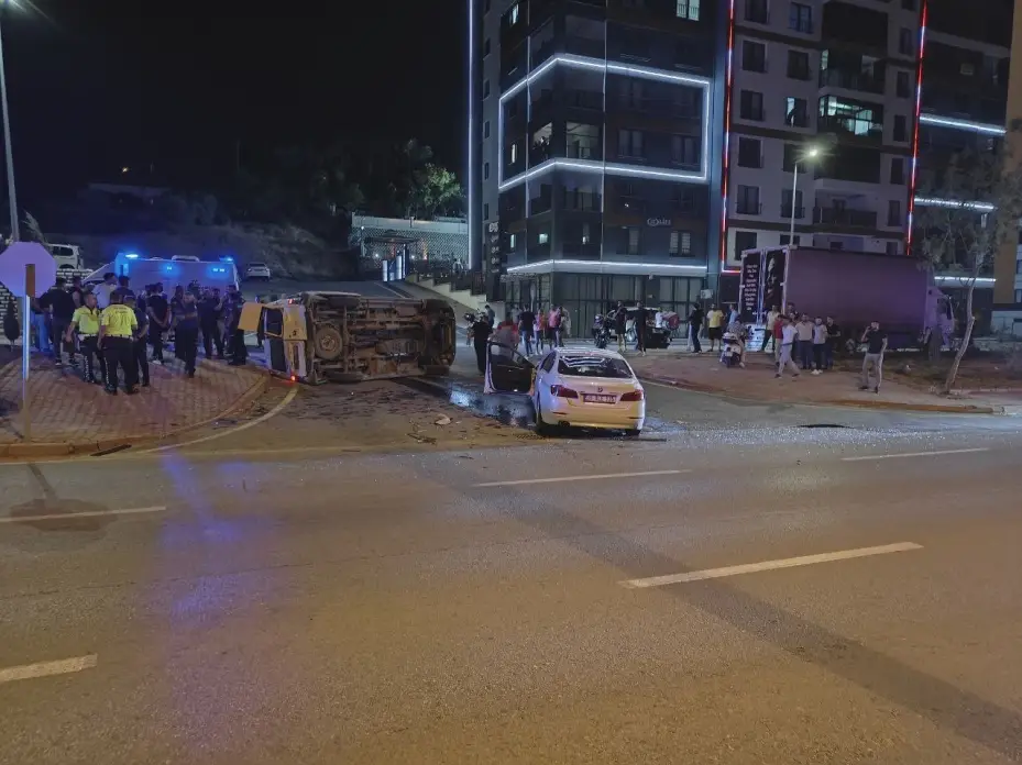 Otomobille çarpışan minibüs yan yattı: 9 yaralı
