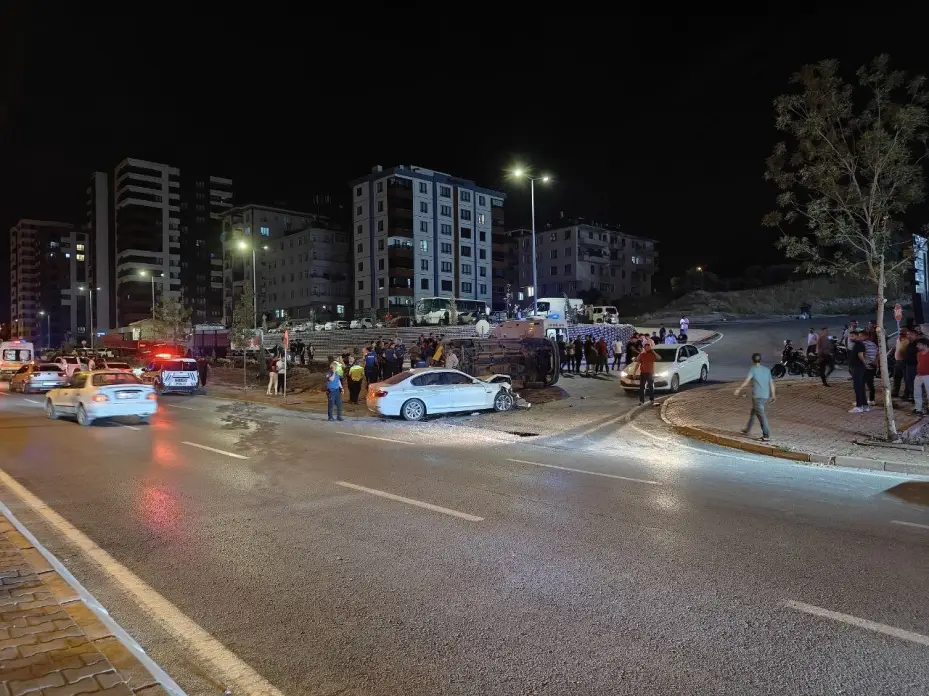 Otomobille çarpışan minibüs yan yattı: 9 yaralı