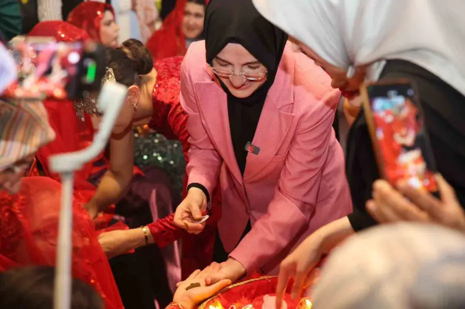 Akyurt Belediyesi Engelsiz Yaşam Merkezinde öğrenim gören kız öğrenciler için özel bir kına gecesi etkinliği düzenlendi