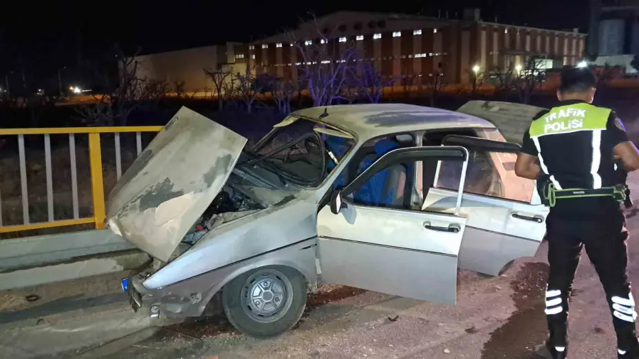 Karaman’da kontrolden çıkan otomobil bariyerlere saplandı