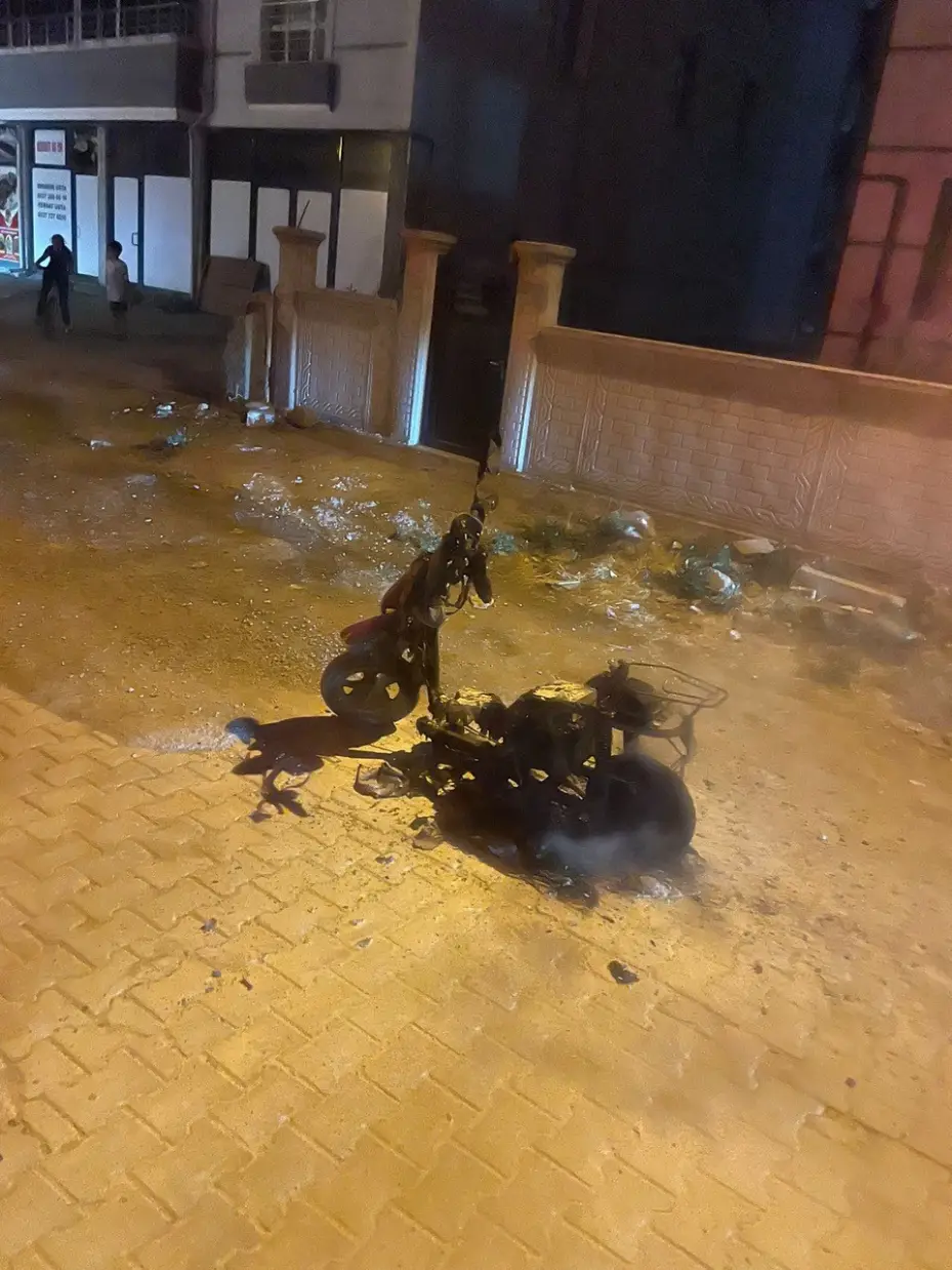 Plakasız motosiklet yanarak kullanılamaz hale geldi