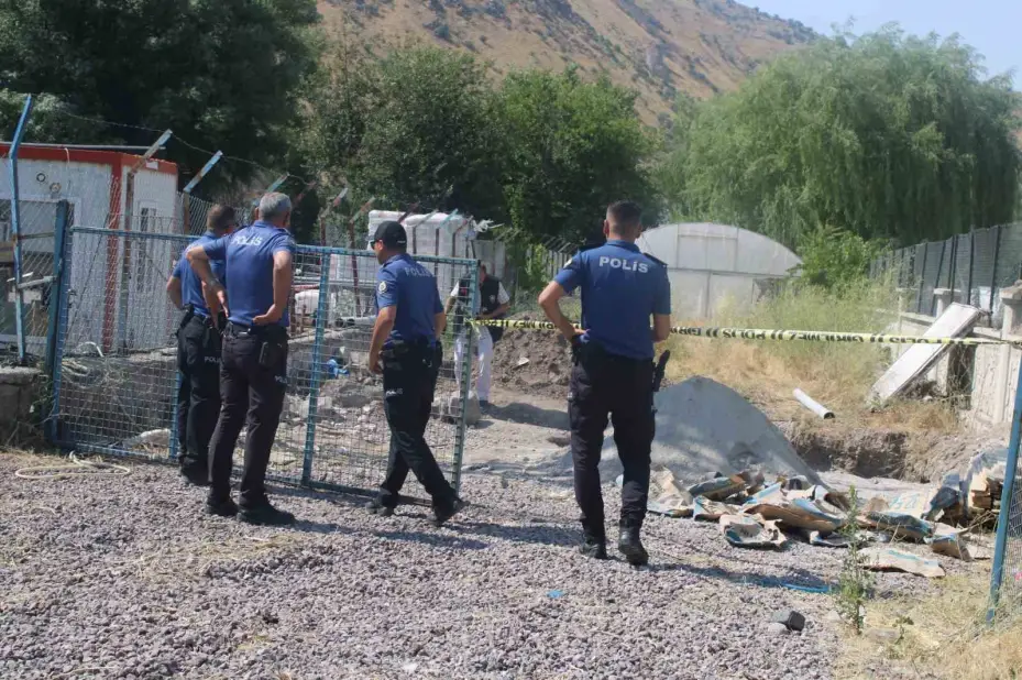 Foseptik inşaatında üzerine taş düşen işçi yaralandı