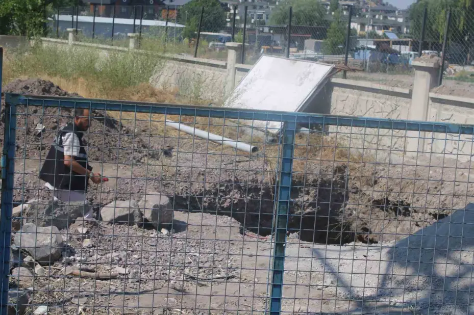 Foseptik inşaatında üzerine taş düşen işçi yaralandı