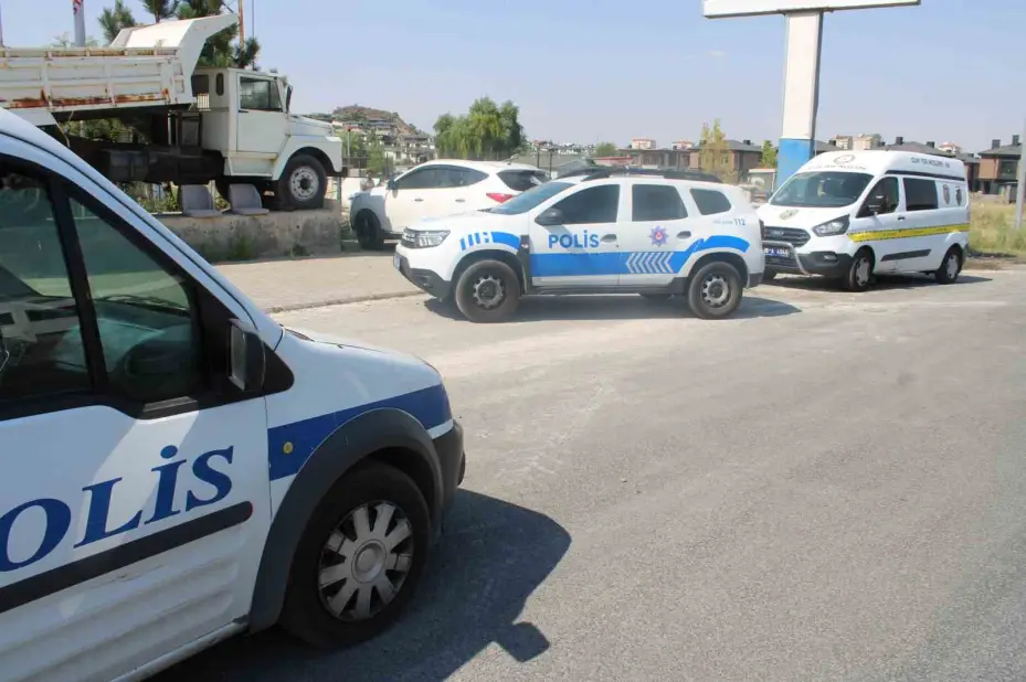 Foseptik inşaatında üzerine taş düşen işçi yaralandı
