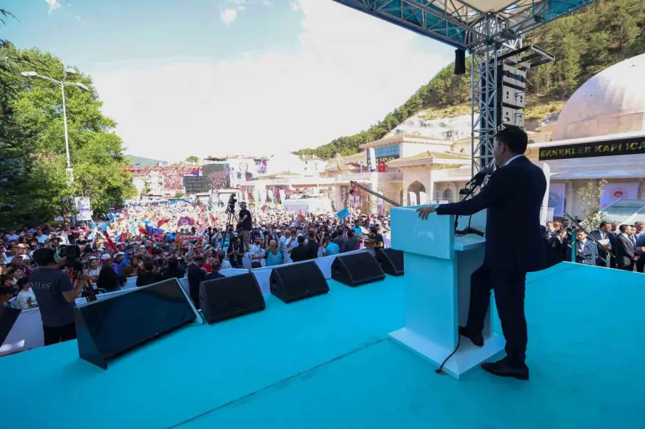 Bakan Kurum: "Bugün bir yandan deprem bölgesinde 250 bin konutu teslim edip, 453 bin hedefine koşarken, diğer taraftan 81 ilimizde on binlerce projeyi yapabilen büyük ve güçlü bir Türkiye var"
