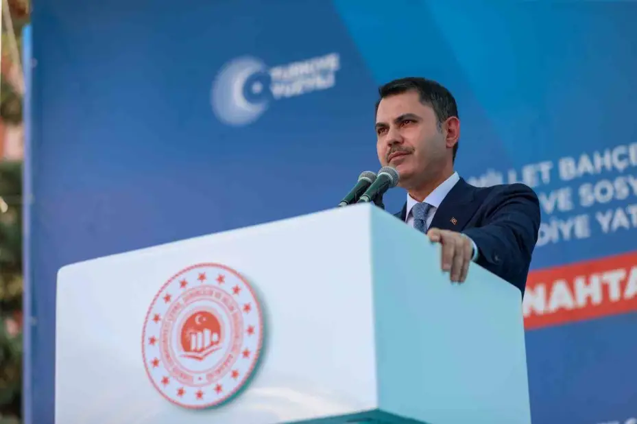 Bakan Kurum: "Bugün bir yandan deprem bölgesinde 250 bin konutu teslim edip, 453 bin hedefine koşarken, diğer taraftan 81 ilimizde on binlerce projeyi yapabilen büyük ve güçlü bir Türkiye var"