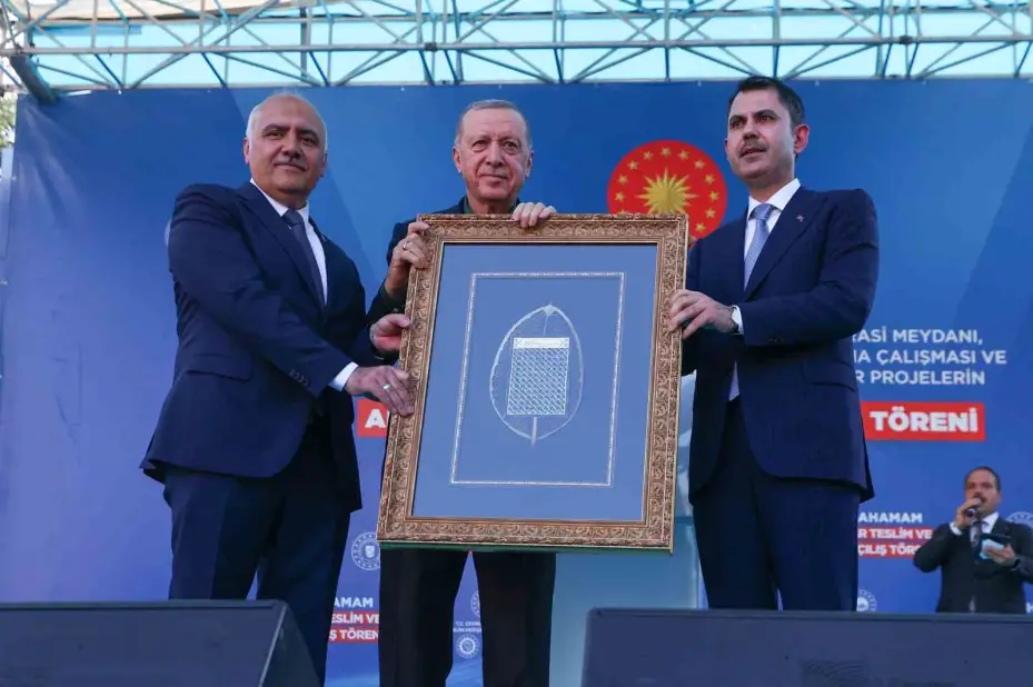 Bakan Kurum: "Bugün bir yandan deprem bölgesinde 250 bin konutu teslim edip, 453 bin hedefine koşarken, diğer taraftan 81 ilimizde on binlerce projeyi yapabilen büyük ve güçlü bir Türkiye var"