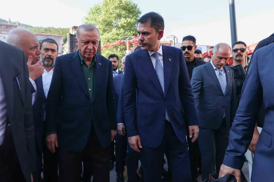 Bakan Kurum: "Bugün bir yandan deprem bölgesinde 250 bin konutu teslim edip, 453 bin hedefine koşarken, diğer taraftan 81 ilimizde on binlerce projeyi yapabilen büyük ve güçlü bir Türkiye var"