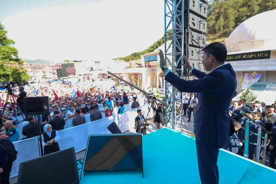 Bakan Kurum: "Bugün bir yandan deprem bölgesinde 250 bin konutu teslim edip, 453 bin hedefine koşarken, diğer taraftan 81 ilimizde on binlerce projeyi yapabilen büyük ve güçlü bir Türkiye var"