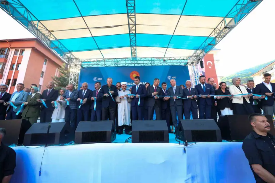Bakan Kurum: "Bugün bir yandan deprem bölgesinde 250 bin konutu teslim edip, 453 bin hedefine koşarken, diğer taraftan 81 ilimizde on binlerce projeyi yapabilen büyük ve güçlü bir Türkiye var"