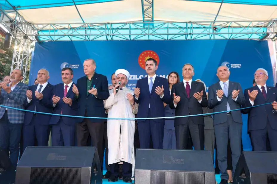 Bakan Kurum: "Bugün bir yandan deprem bölgesinde 250 bin konutu teslim edip, 453 bin hedefine koşarken, diğer taraftan 81 ilimizde on binlerce projeyi yapabilen büyük ve güçlü bir Türkiye var"