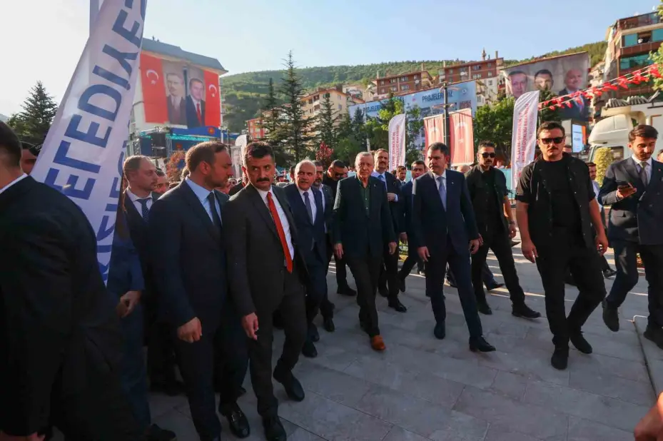 Bakan Kurum: "Bugün bir yandan deprem bölgesinde 250 bin konutu teslim edip, 453 bin hedefine koşarken, diğer taraftan 81 ilimizde on binlerce projeyi yapabilen büyük ve güçlü bir Türkiye var"