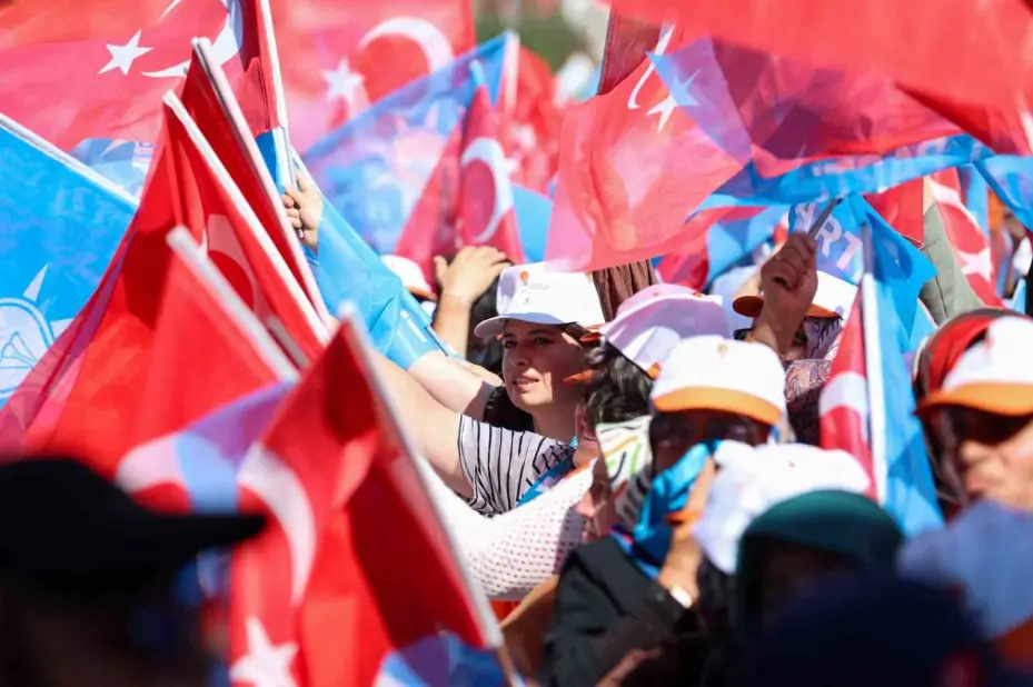 Bakan Kurum: "Bugün bir yandan deprem bölgesinde 250 bin konutu teslim edip, 453 bin hedefine koşarken, diğer taraftan 81 ilimizde on binlerce projeyi yapabilen büyük ve güçlü bir Türkiye var"