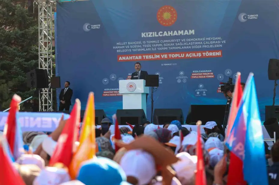 Bakan Kurum: "Bugün bir yandan deprem bölgesinde 250 bin konutu teslim edip, 453 bin hedefine koşarken, diğer taraftan 81 ilimizde on binlerce projeyi yapabilen büyük ve güçlü bir Türkiye var"