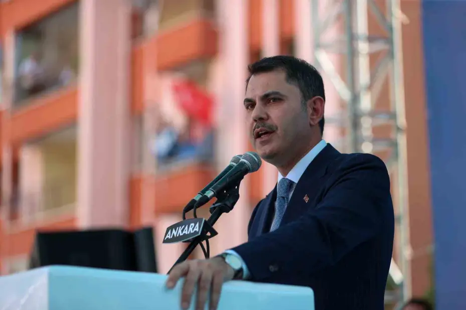 Bakan Kurum: "Bugün bir yandan deprem bölgesinde 250 bin konutu teslim edip, 453 bin hedefine koşarken, diğer taraftan 81 ilimizde on binlerce projeyi yapabilen büyük ve güçlü bir Türkiye var"