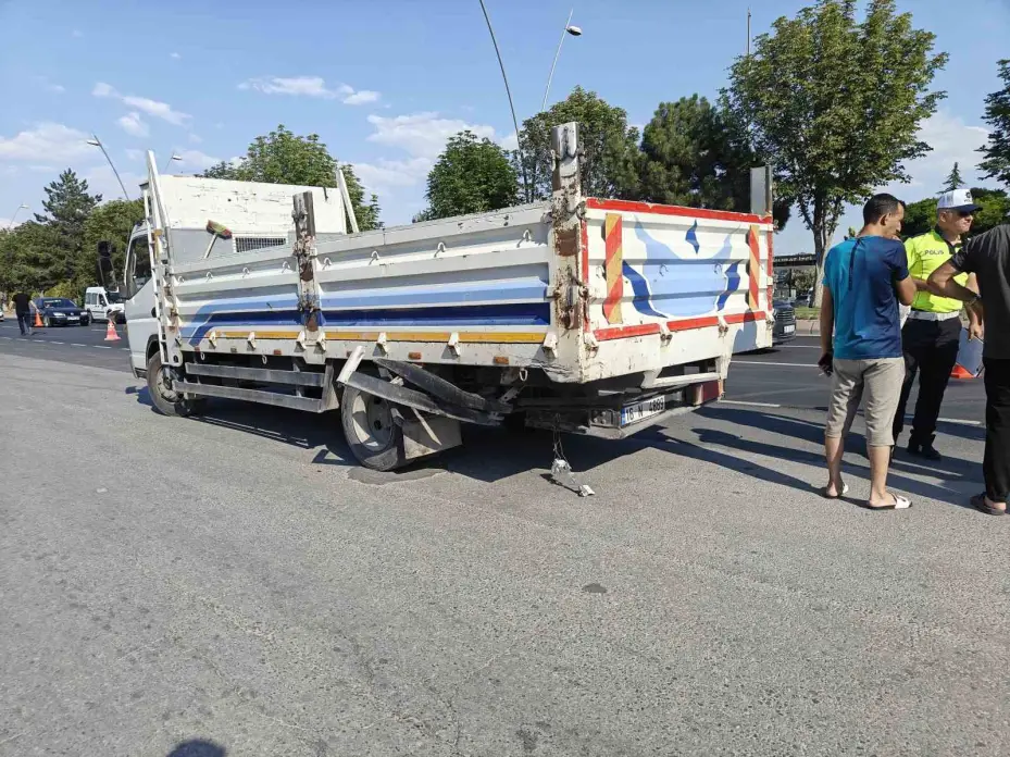 Minibüs kamyona arkadan çarptı: 1 yaralı