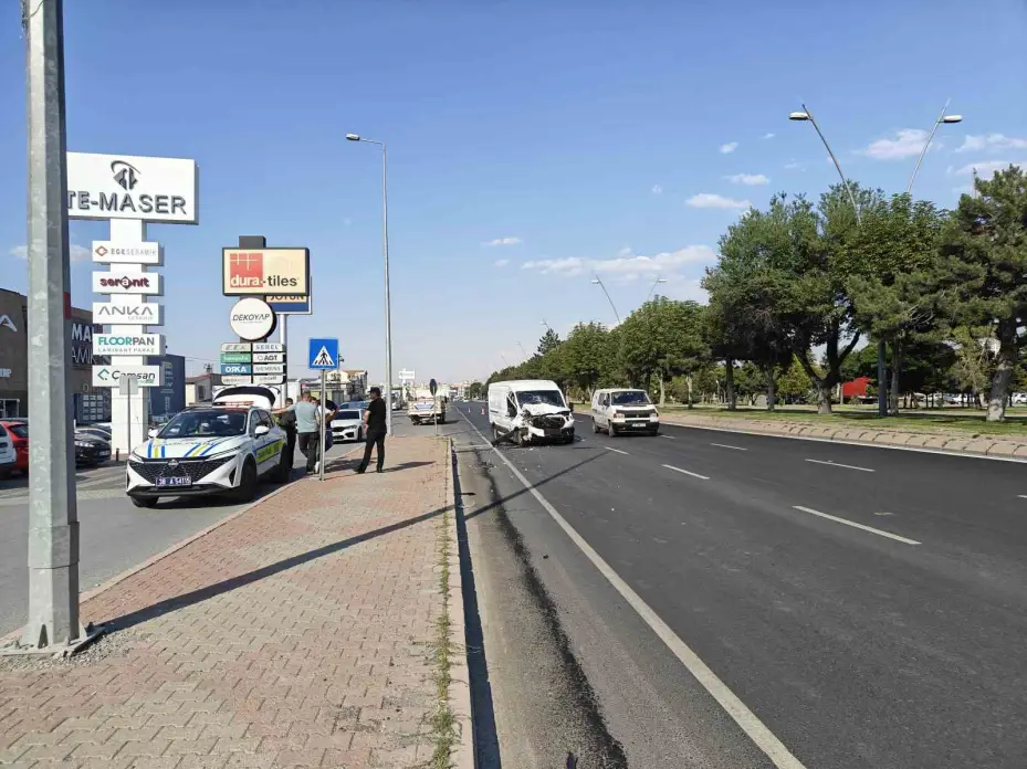 Minibüs kamyona arkadan çarptı: 1 yaralı