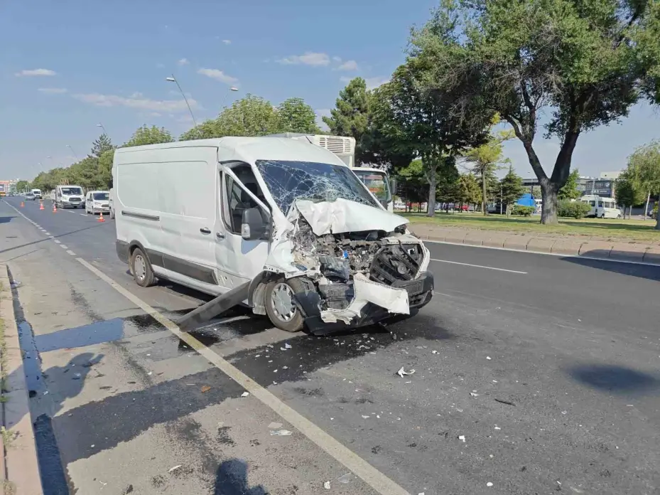 Minibüs kamyona arkadan çarptı: 1 yaralı