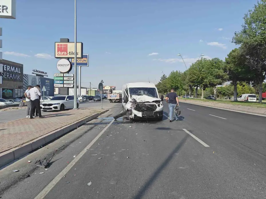 Minibüs kamyona arkadan çarptı: 1 yaralı