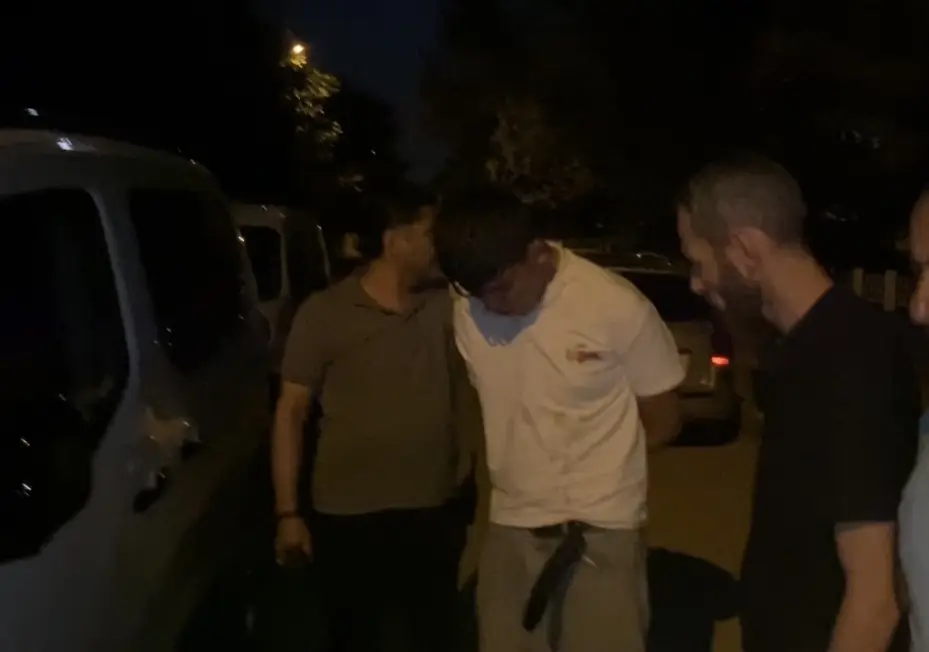 Eli bıçaklı genç polisin biber gazlı müdahalesiyle etkisiz hale getirildi