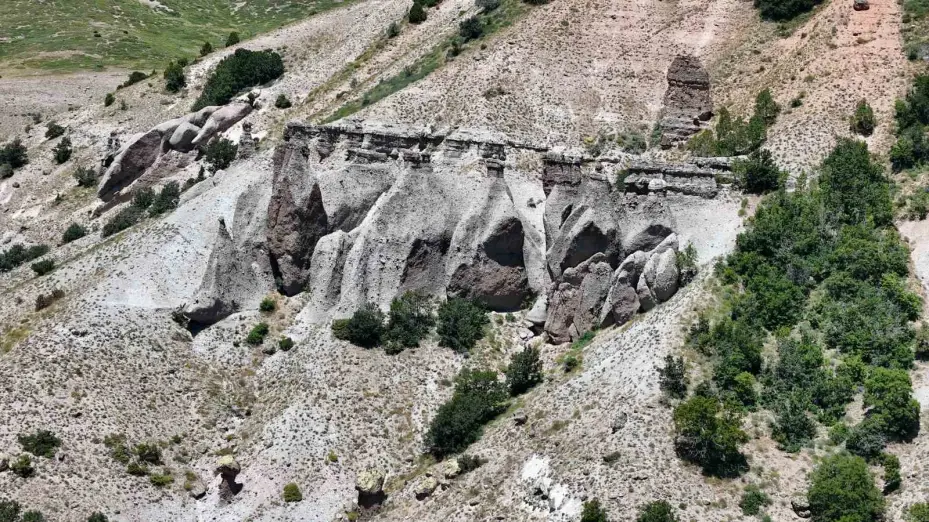 Görüntüsü peri bacalarını andırıyor, efsanesi dilden dile dolaşıyor