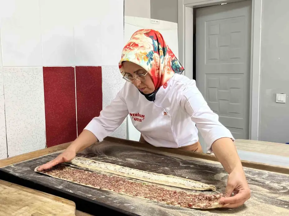 Konya’da etli ekmek kadın ustanın elinde lezzet buluyor