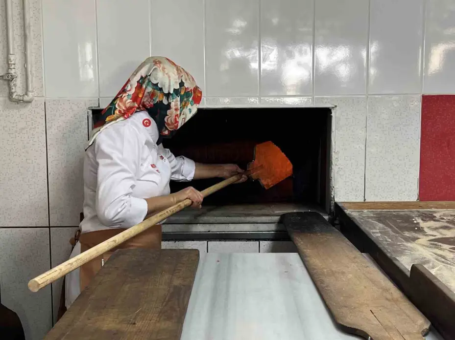 Konya’da etli ekmek kadın ustanın elinde lezzet buluyor