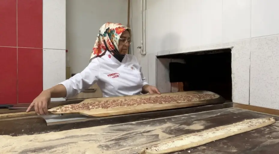 Konya’da etli ekmek kadın ustanın elinde lezzet buluyor