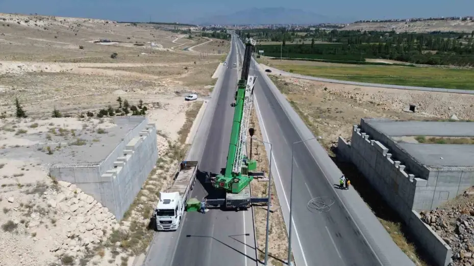 Karaman’da yeni çevre yolundaki köprülü kavşağın 60 tonluk köprü kirişleri vinçle yerleştirildi