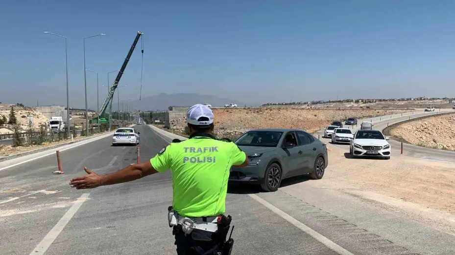 Karaman’da yeni çevre yolundaki köprülü kavşağın 60 tonluk köprü kirişleri vinçle yerleştirildi