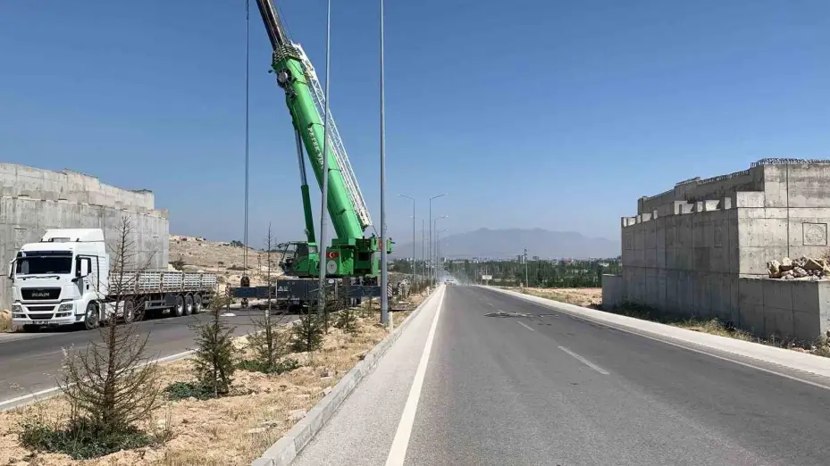 Karaman’da yeni çevre yolundaki köprülü kavşağın 60 tonluk köprü kirişleri vinçle yerleştirildi