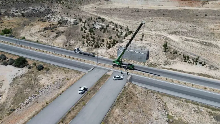 Karaman’da yeni çevre yolundaki köprülü kavşağın 60 tonluk köprü kirişleri vinçle yerleştirildi