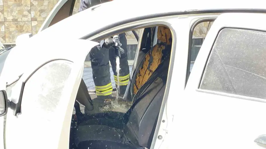 Park halindeki otomobildeki yangın büyümeden söndürüldü